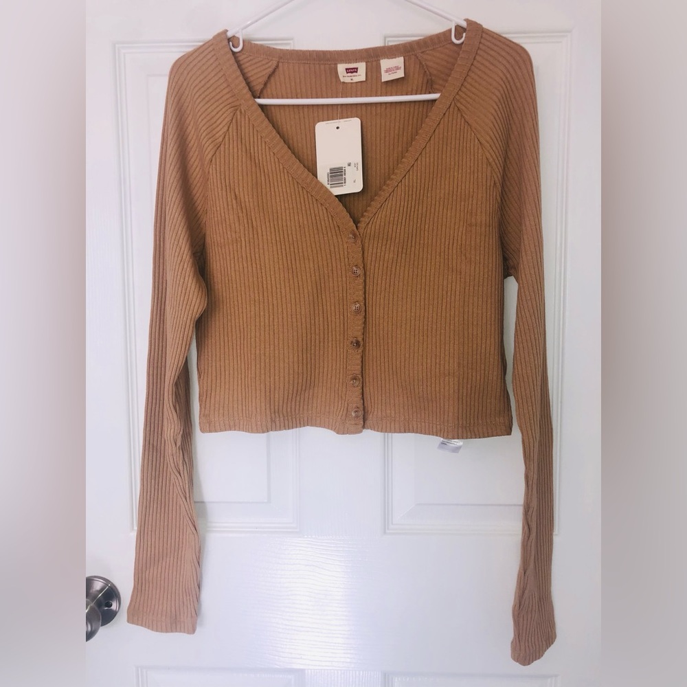 Levi’s button up top